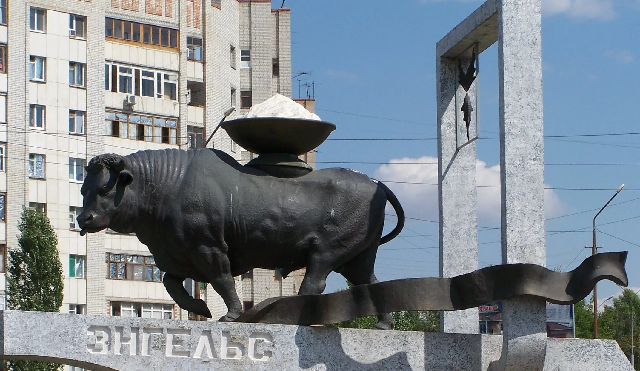 Бык солевоз Энгельс. Памятник быку в Энгельсе. Символ города Энгельса бык-солевоз. Энгельс бык-солевоз зимой.