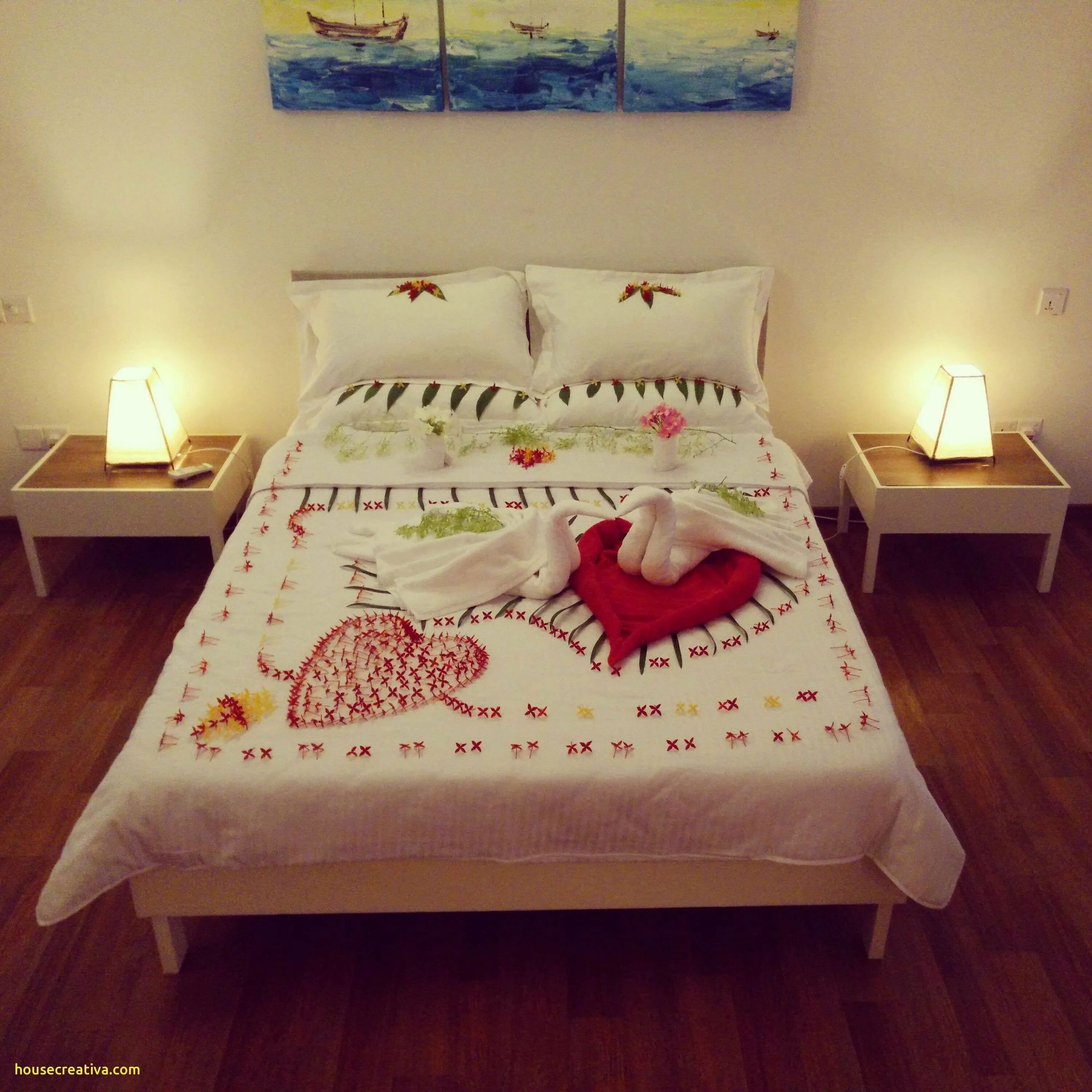 Романтичная постель. Романтическая кровать. Романтика в кровати. Романтик на кровати. Кровать цветы романтика.