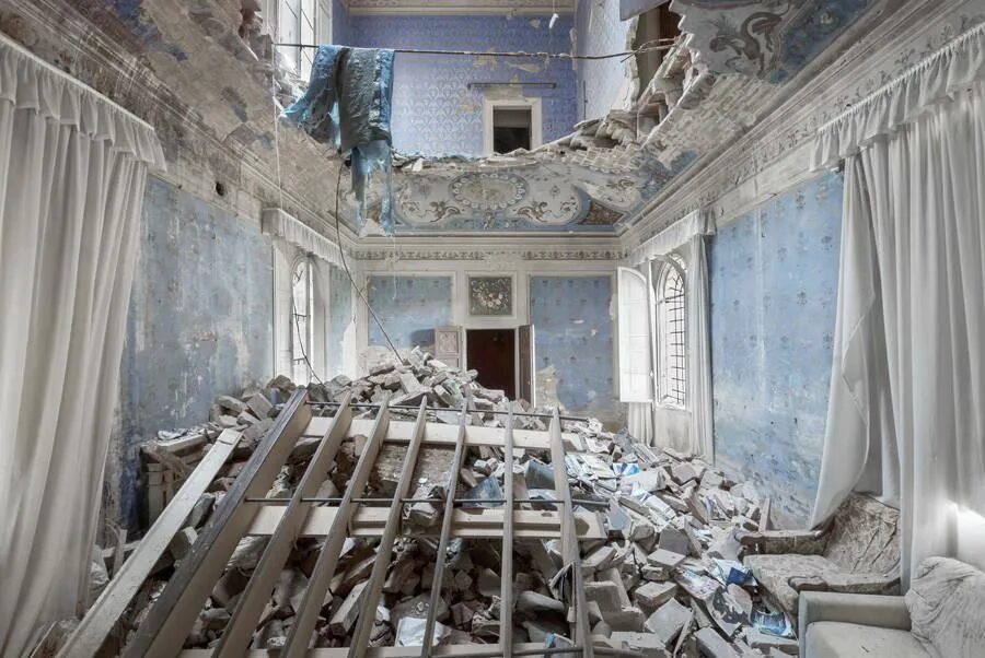 Разрушенный дворец 2. Заброшенный дворец. Разрушенный дворец. Заброшенные дворцы Европы. Разрушенный интерьер.