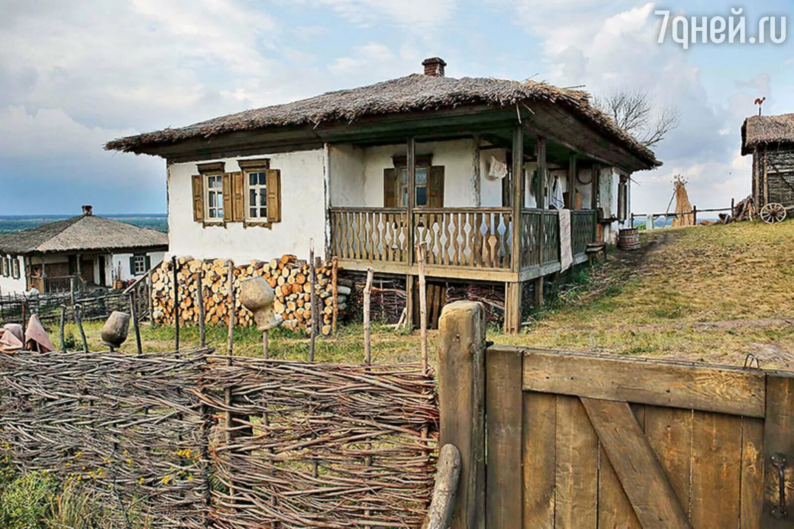 Дон хат. Казацкий курень тихий Дон. Казачий курень станица Вешенская. Казачий курень тихий Дон. Казачий курень Старочеркасск.