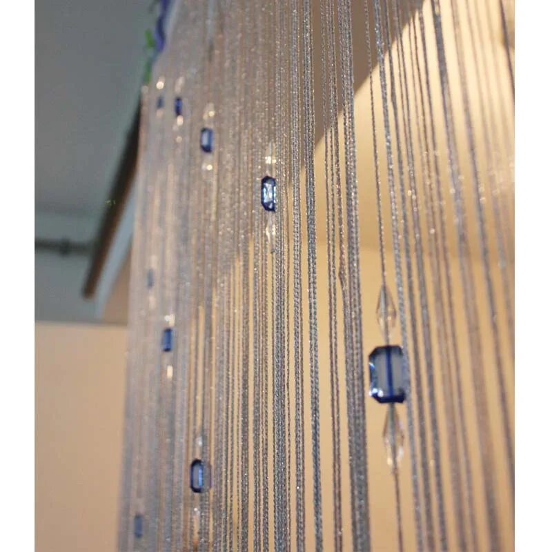 Вертикальные жалюзи бриз в дверной проем. Опечатывание кабинета приспособление. Узелок на нитке. Связанные красной нитью. Нитка и дверь.