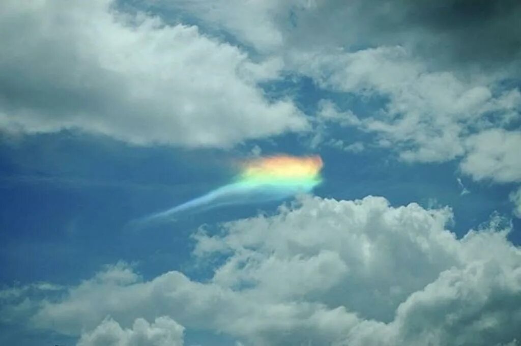 суперячейка с торнадо. радуга северное сияние гроза торнадо. огненная радуга в айдахо. огненная радуга или окологоризонтальная дуга. радужные облака.