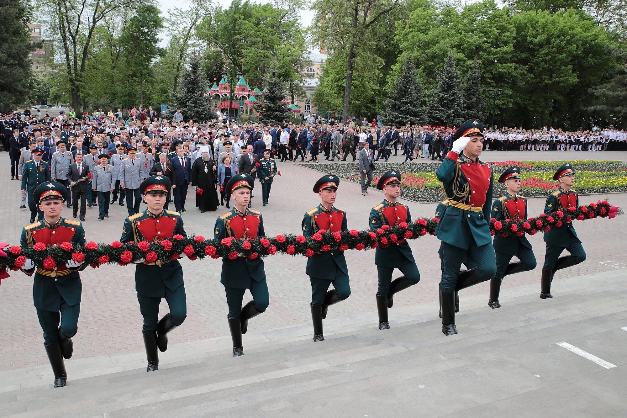 Венок для возложения к памятнику. Гирлянда на возложение. Возложение гирлянды к памятнику как правильно. Гирлянда из цветов на возложение. Гирлянда на возложение.