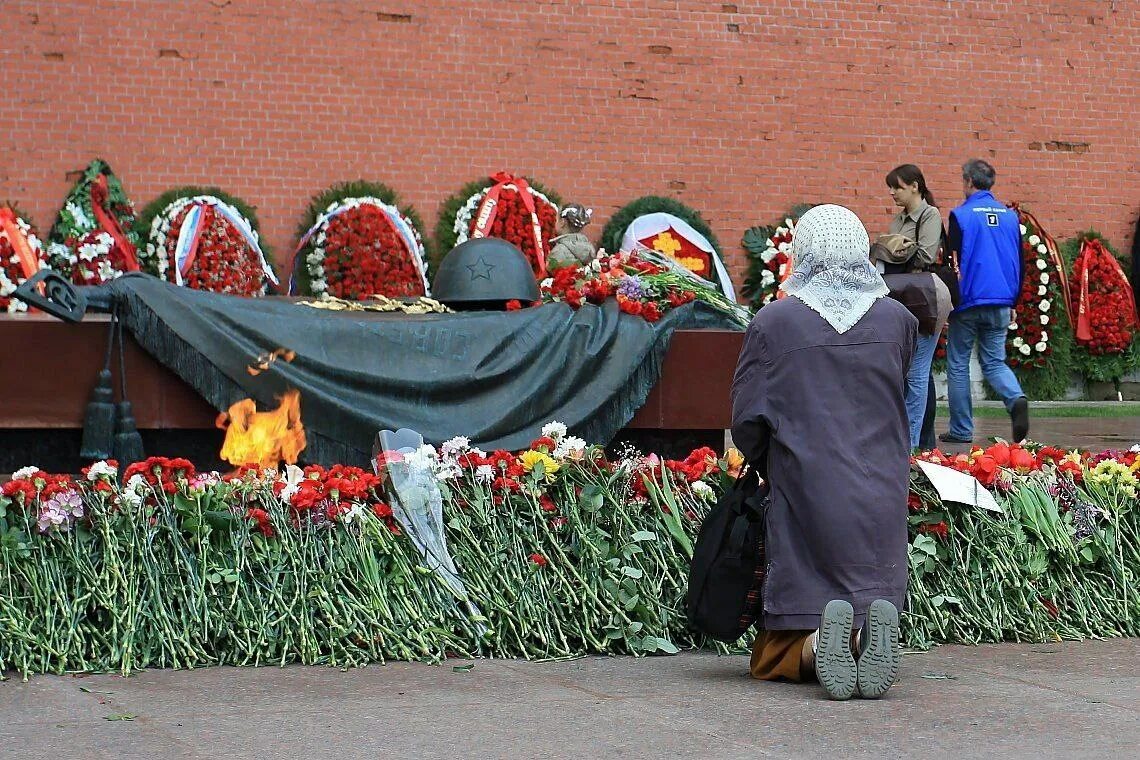Мать у могилы неизвестного солдата. Ветеран у могилы неизвестного солдата. День Победы Скорбящая мать.