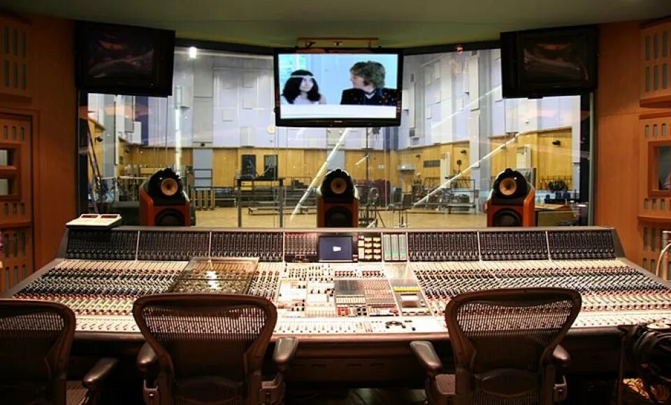 Road studio. Эбби роуд студия. Студия звукозаписи Abbey Road. Студия Эбби роуд в Лондоне. Звукозаписывающая студия «Эбби-роуд».