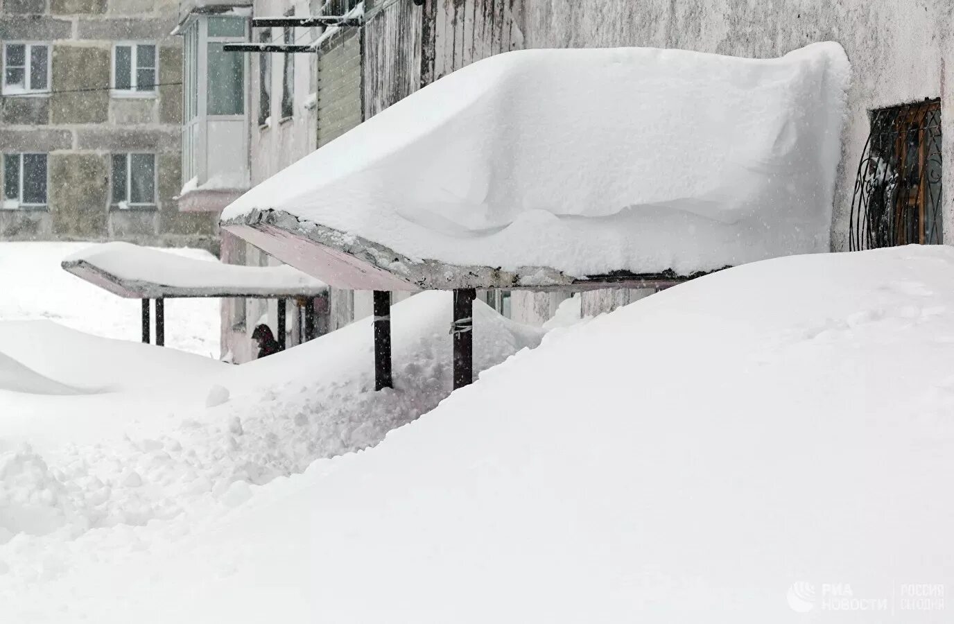 В снежный сугроб имеющий температуру. Петропавловск-Камчатский сугробы. Огромные сугробы. Снег на Камчатке. Снеговые навесы.