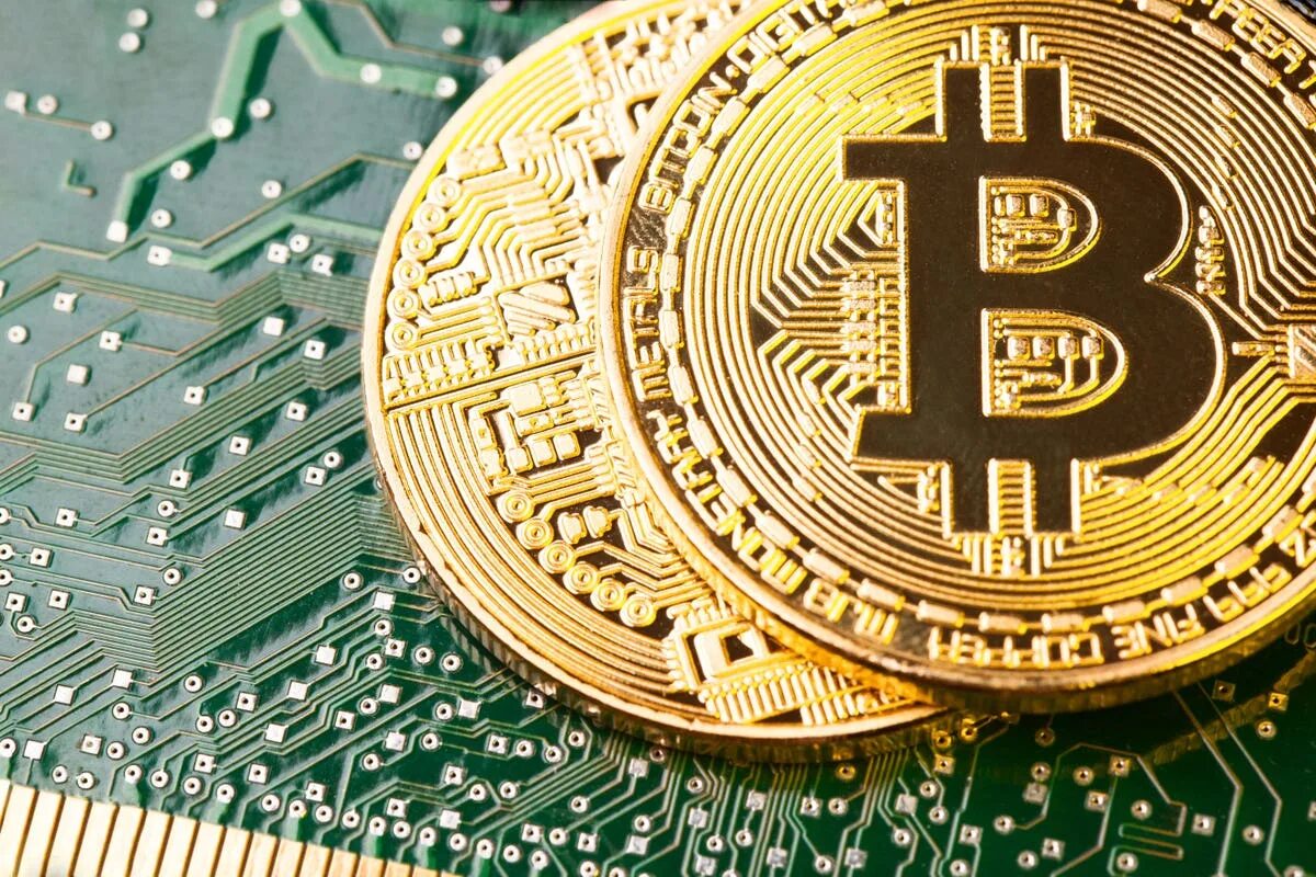 Криптовалюта деньги будущего. Биткоин на экране. биткоин картинка. криптовалюта биткоин. фото криптовалюты биткоин.