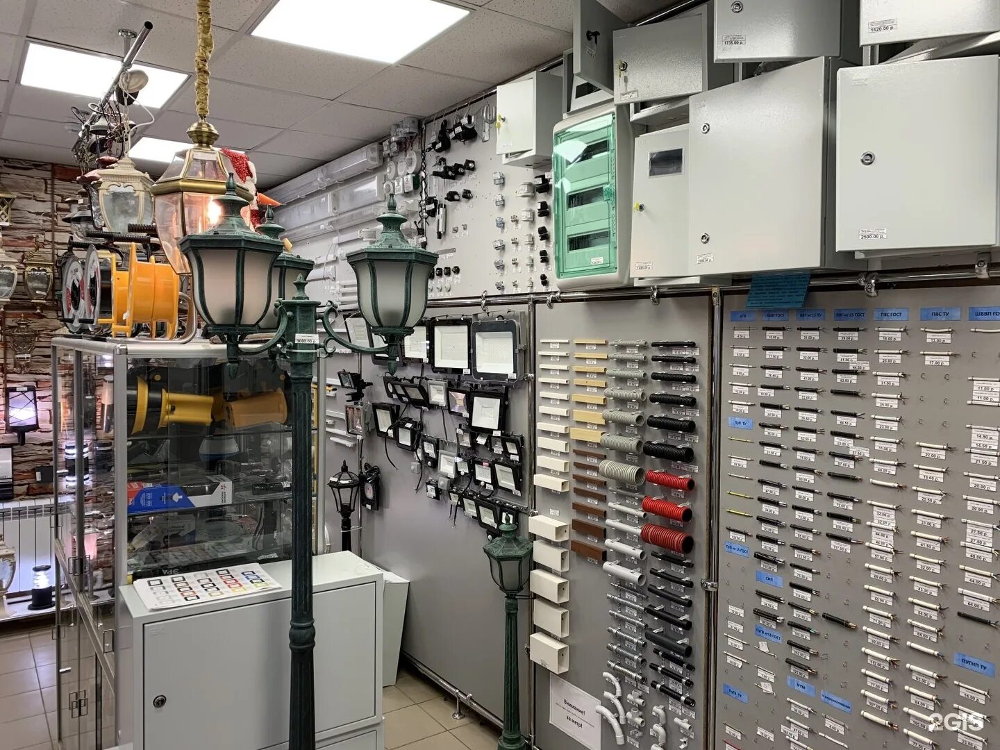 магазин электрика. стенды для электротоваров. электротовары магазин. магазин электротехники. электрон дзержинск.