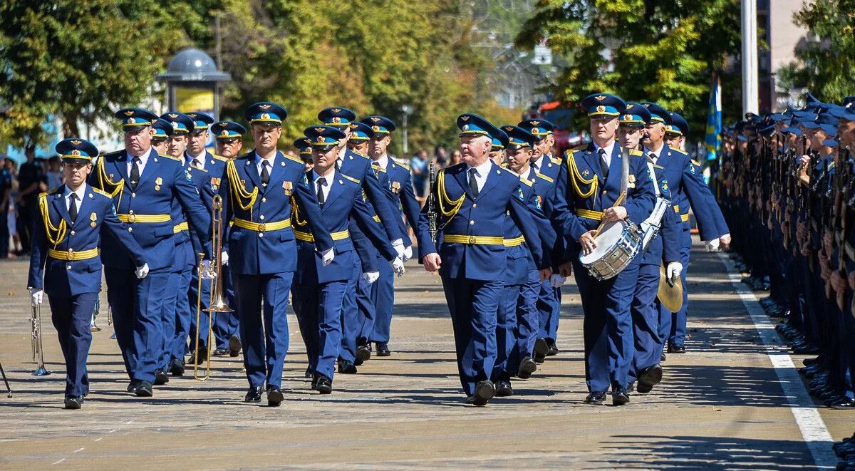 Гражданской авиации отзывы. Курсантки Краснодарского военного училища КВВАУЛ. Курсанты Краснодарского летного училища. Краснодарское высшее военное авиационное училище курсанты. Краснодарское высшее военное летное училище.