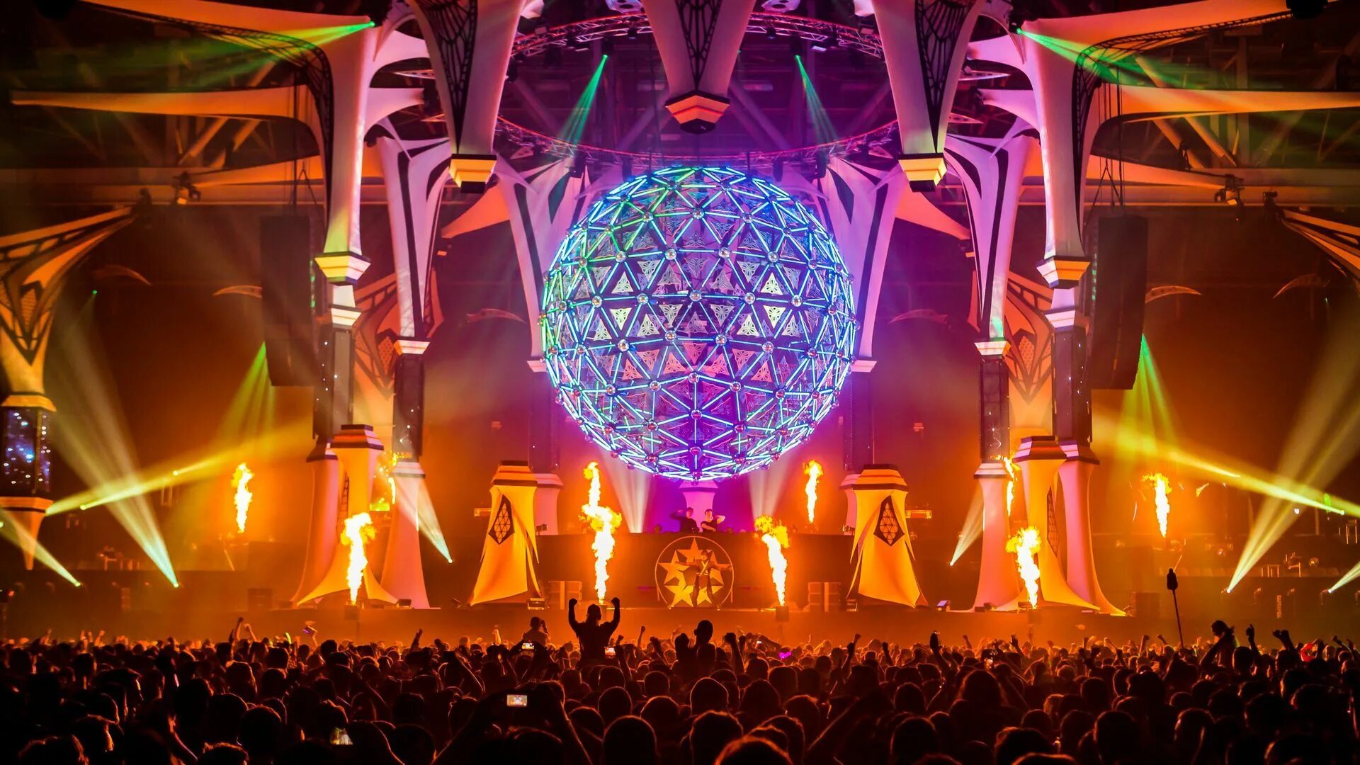 Живой концерт. Крутая вечеринка. Современный сценический свет. Солар систо 2023. Вид со сцены на зрителей.