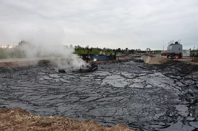 Шлам очистки емкостей. Нефтешлам утилизация. Шламовые озера нефтяные. Химическое загрязнение воды. Отходы нефтепереработки.