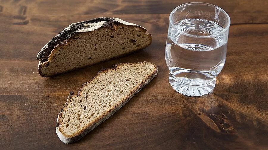 кусок хлеба и вода. великий пост хлеб и вода. великий пост. хлебная вода. стакан воды и хлеб.