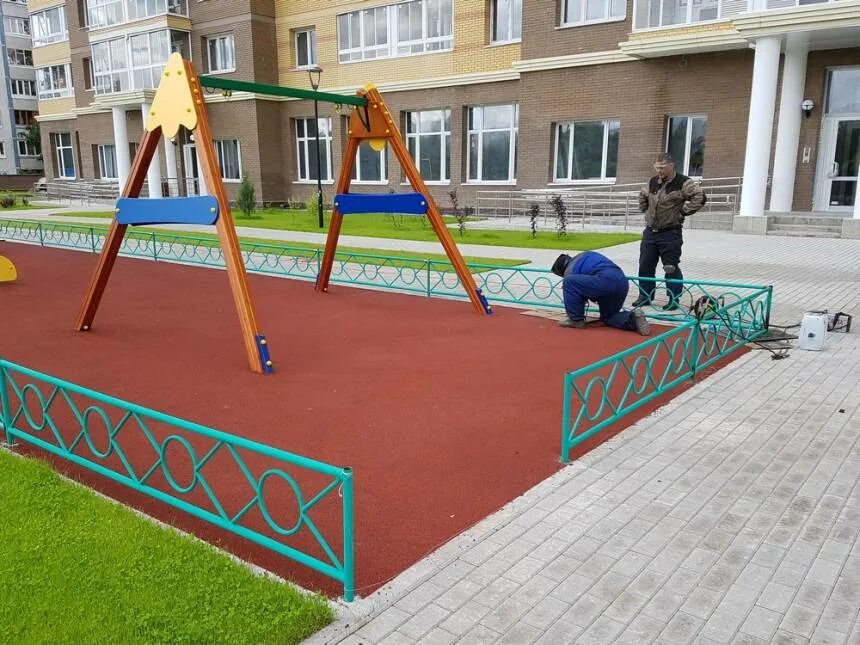 Площадка для монтажа. Ксил ограждения детской площадки. детская площадка с ограждением. огороженная детская площадка. детские дворовые площадки.