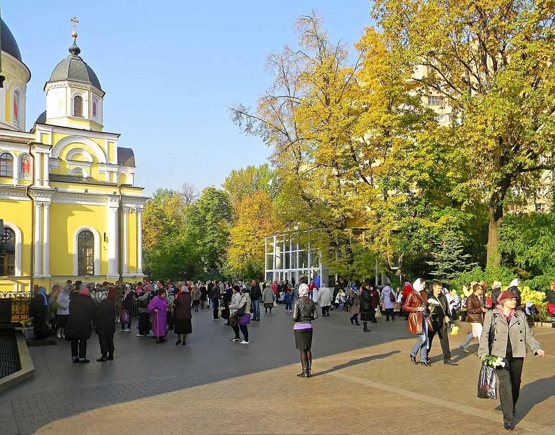 Матронушка московская в москве. Матрона Московская Покровский монастырь. Храм Матроны Московской в Москве. Покровский монастырь Матронушка. Покровский монастырь Матроны Московской территория.