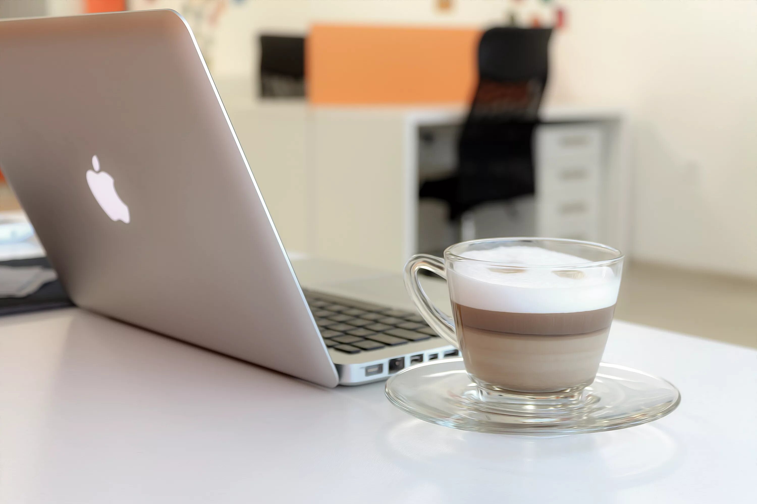 На столе стоят 20 кружек с кофе. Ноутбук и Кружка. Ноутбук и кофе. Красивый ноутбук. Ноутбук с чашкой.