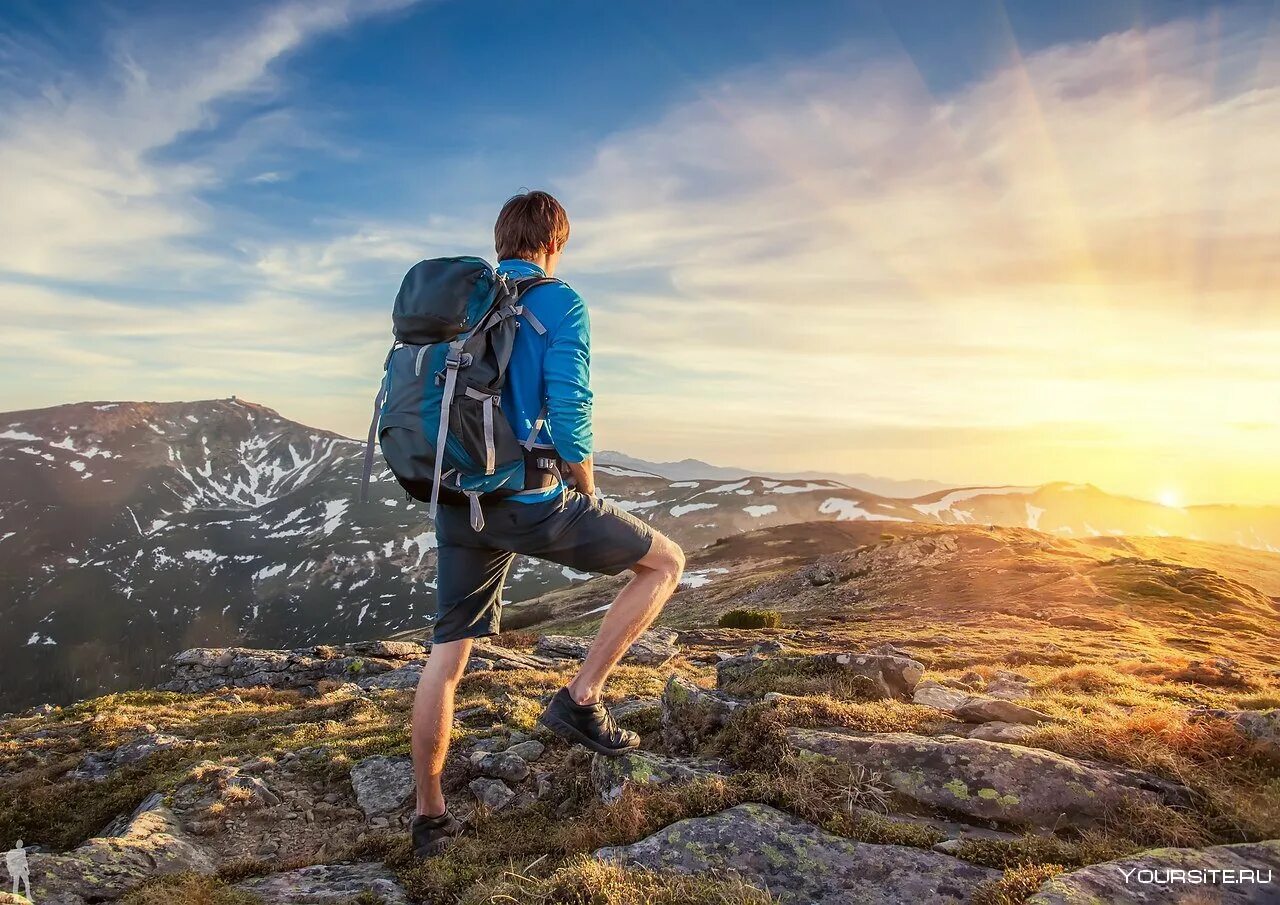 Like me trip. Человек с рюкзаком. Поход в горы. Путешественник в горах. Турист с рюкзаком в горах.