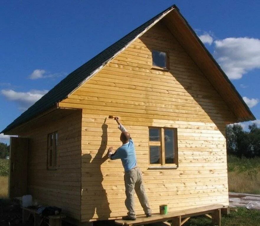 Чем можно обработать дом. Покрасить дом из бруса. Покраска деревянных домов снаружи. Дом из бруса крашенный. Покраска деревянного домика.