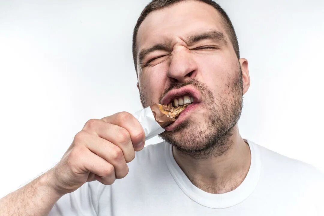 Еда для мужчин. Мужчина завтракает. Мужчина ест пиццу. Подростки и еда. Парень ест гамбургер.