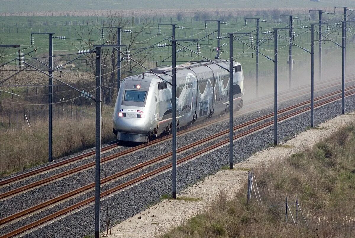 Сможет ли поезд. TGV POS v150. V150 электропоезд. Французский TGV v150. Скоростной поезд TGV Франция.