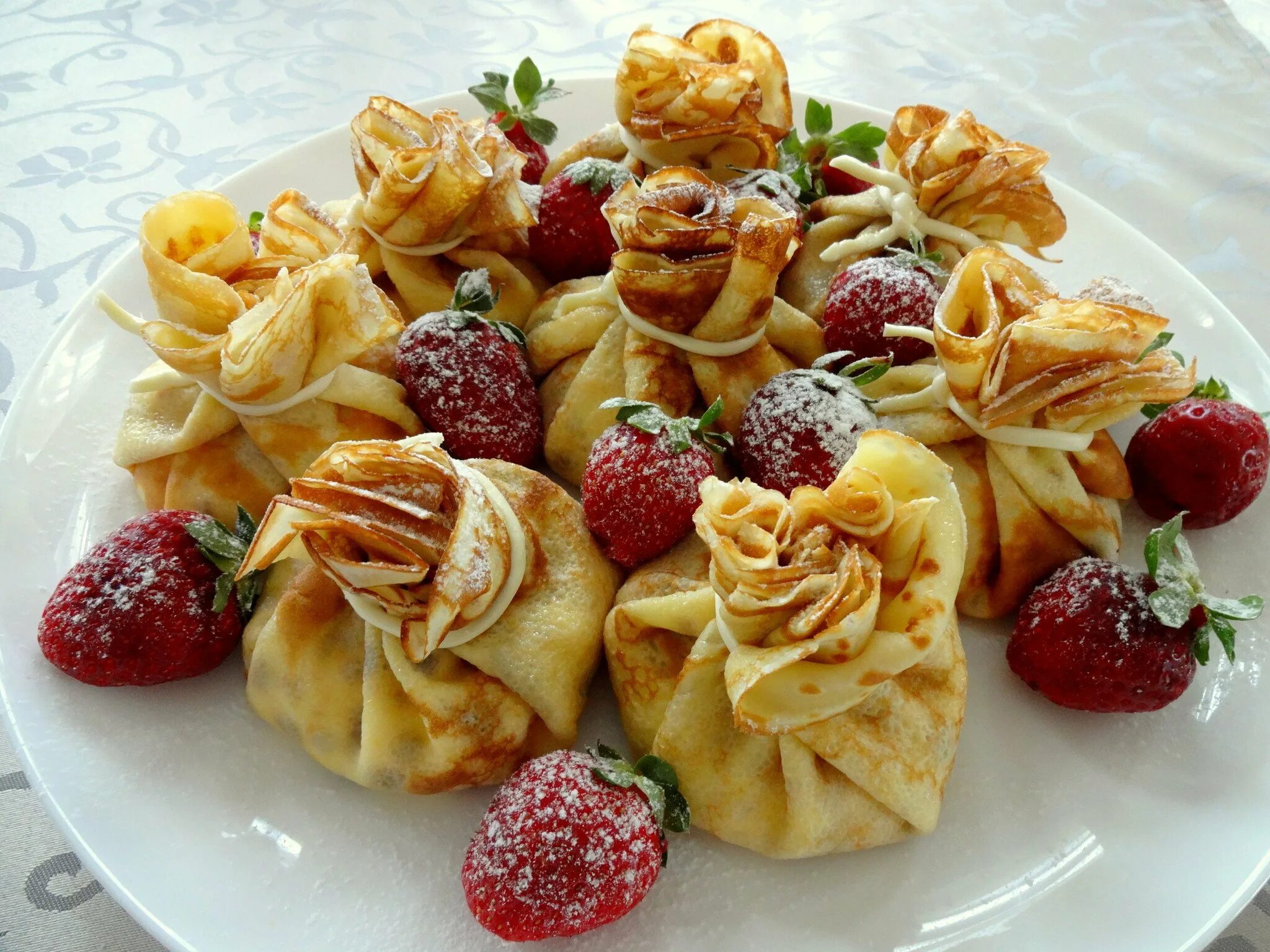 оригинальная подача блинов. оригинальная подача блинчиков. как красиво подать блины на стол. блинные мешочки. как красиво подать блины на стол.