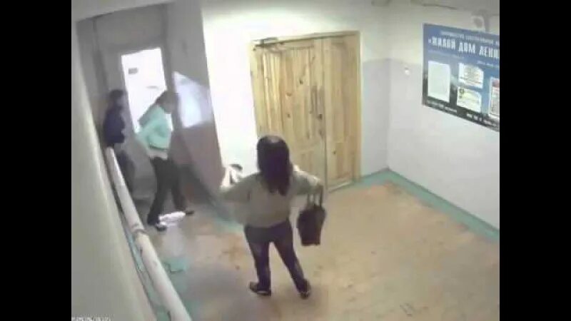 Девушка справила нужду в подъезде. Приспичило в подъезде. девочка ссыт в подъезде. туалет в подъезде. девочка накакала в подъезде.