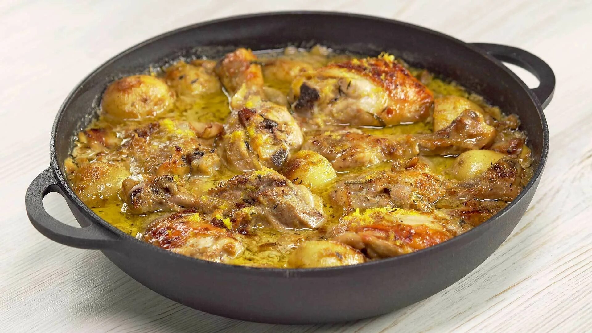 Курица на сковороде фото. Курица на сковороде. Вкусный ужин на сковороде. Сковородка с курицей и картошкой. Блюда из курицы на сковороде.