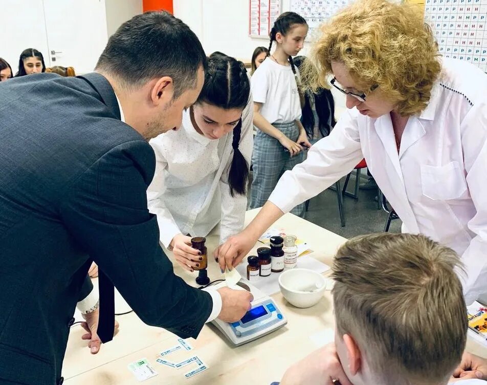 Медицинский класс. Школы с медицинским уклоном в москве. Медицинский класс в школе. Профильный класс медицины. Учебный медицинский класс.