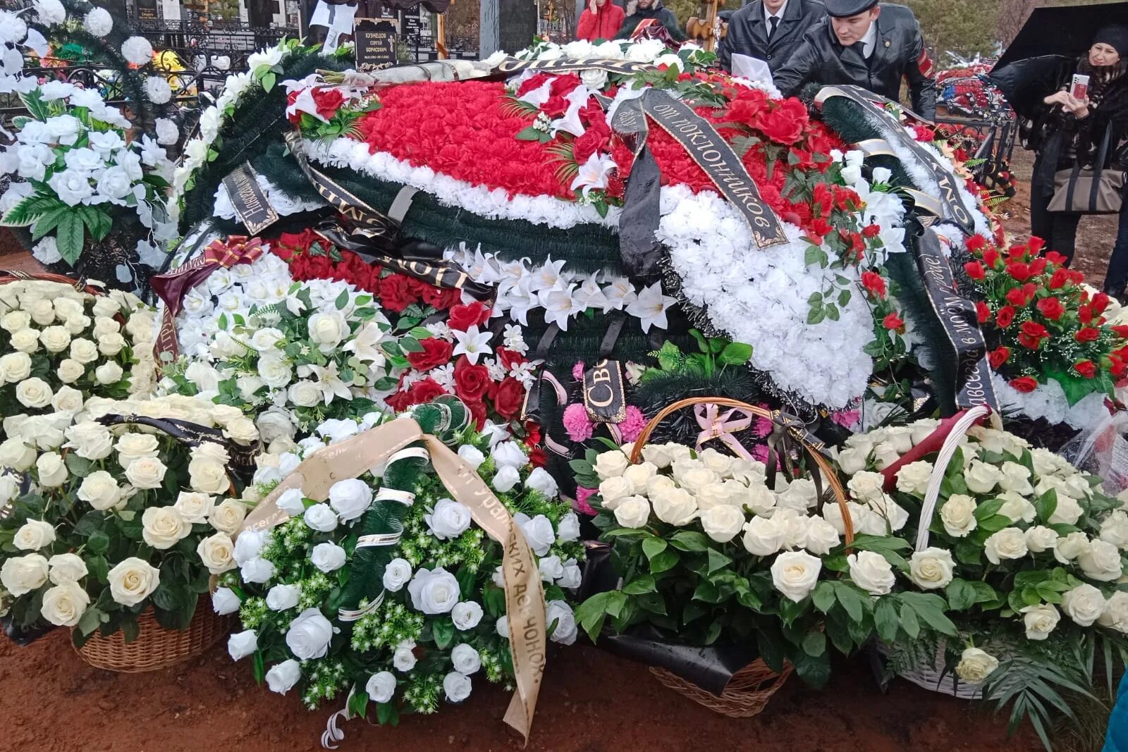 Основатель группы ласковый май. Что случилось с кузнецовым. Похороны сергея кузнецова в оренбурге. Разин ласковый май в молодости. Продюсер юрия шатунова ласковый май.