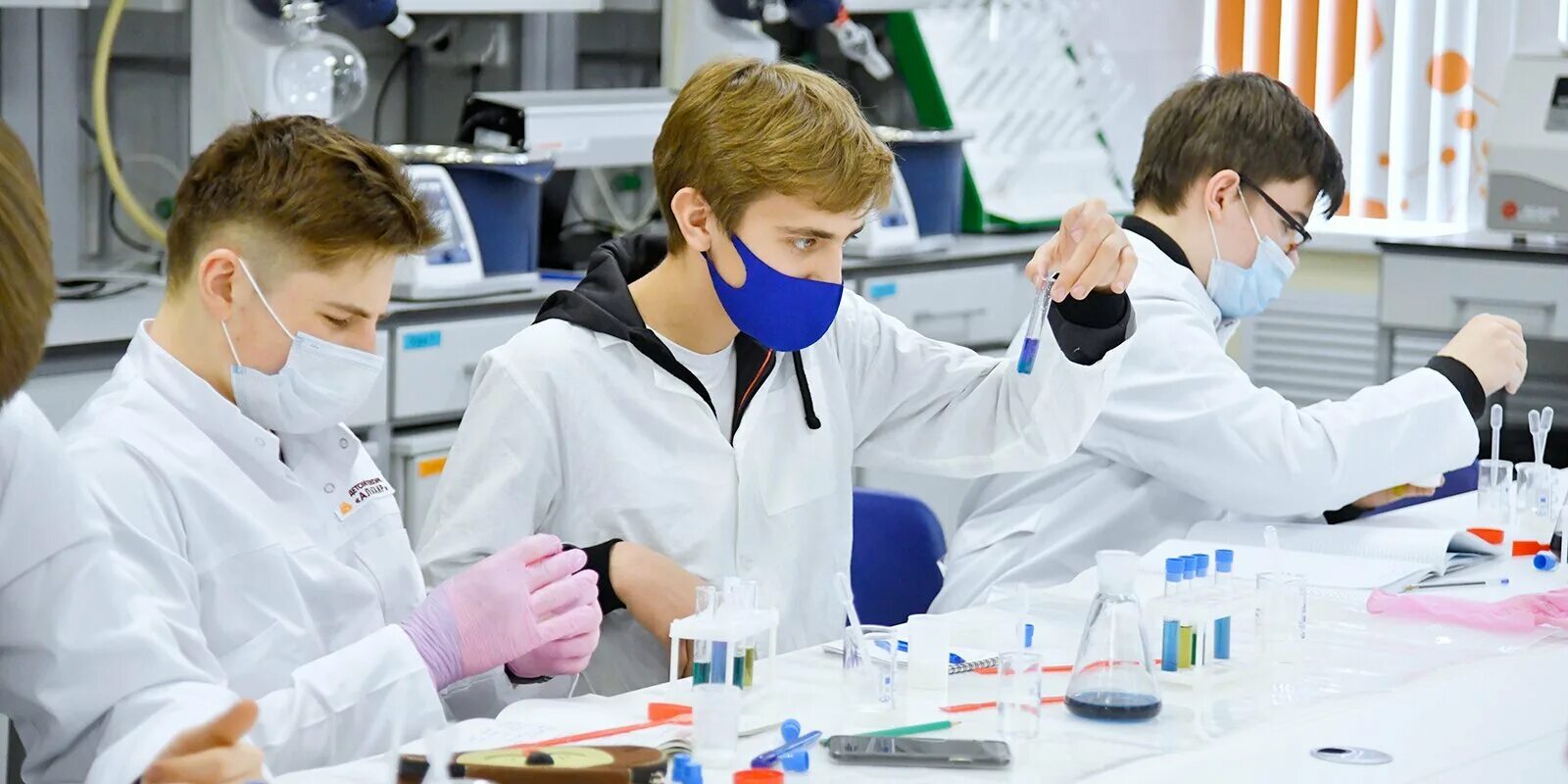 Молодые ученые. Ученые в лаборатории. Молодые ученые наука. Молодые ученые наука. Студенты ученые.