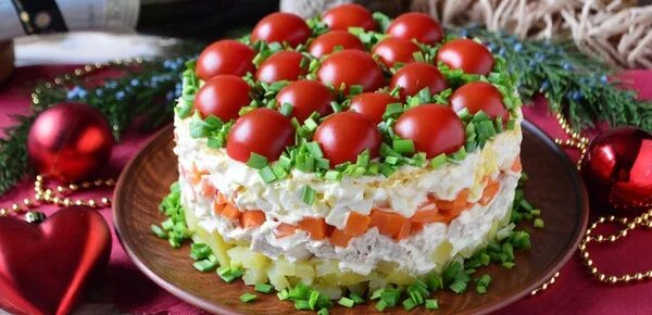 Торт курица салат. Торт курица салат. Торт курица салат. Закусочный торт из слоеных коржей. Слоеный салат торт.