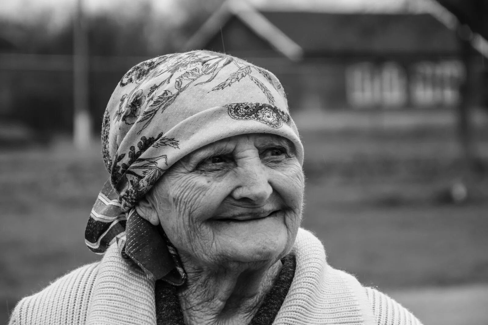 Пожилая женщина в платке. Бабуля в платке. Старушка в платке. Старуха в платке.