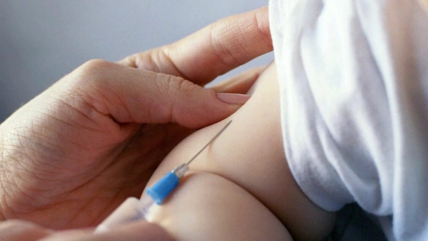 Вакцина БЦЖ. Прививка в руку новорожденным. Прививка от БЦЖ новорожденным.