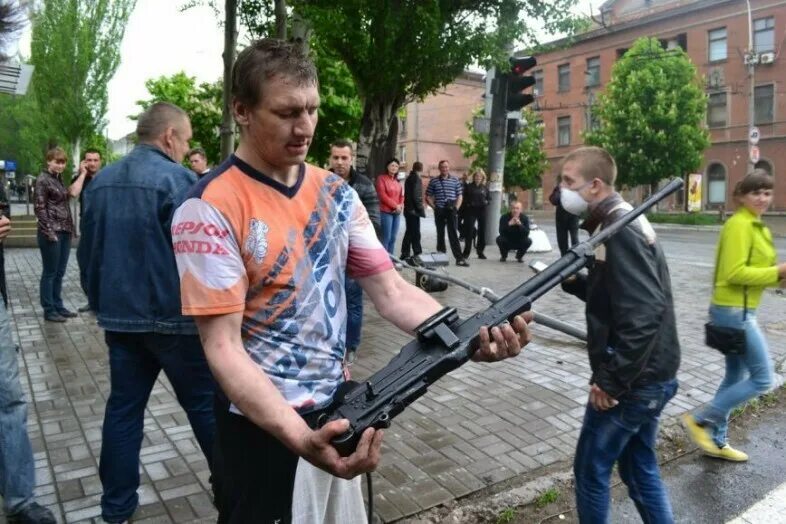 С 16 мая 2014. Стрельба в мариуполе 9 мая 2014. ополченцы 2014 года мариуполь. мариуполь перестрелка.