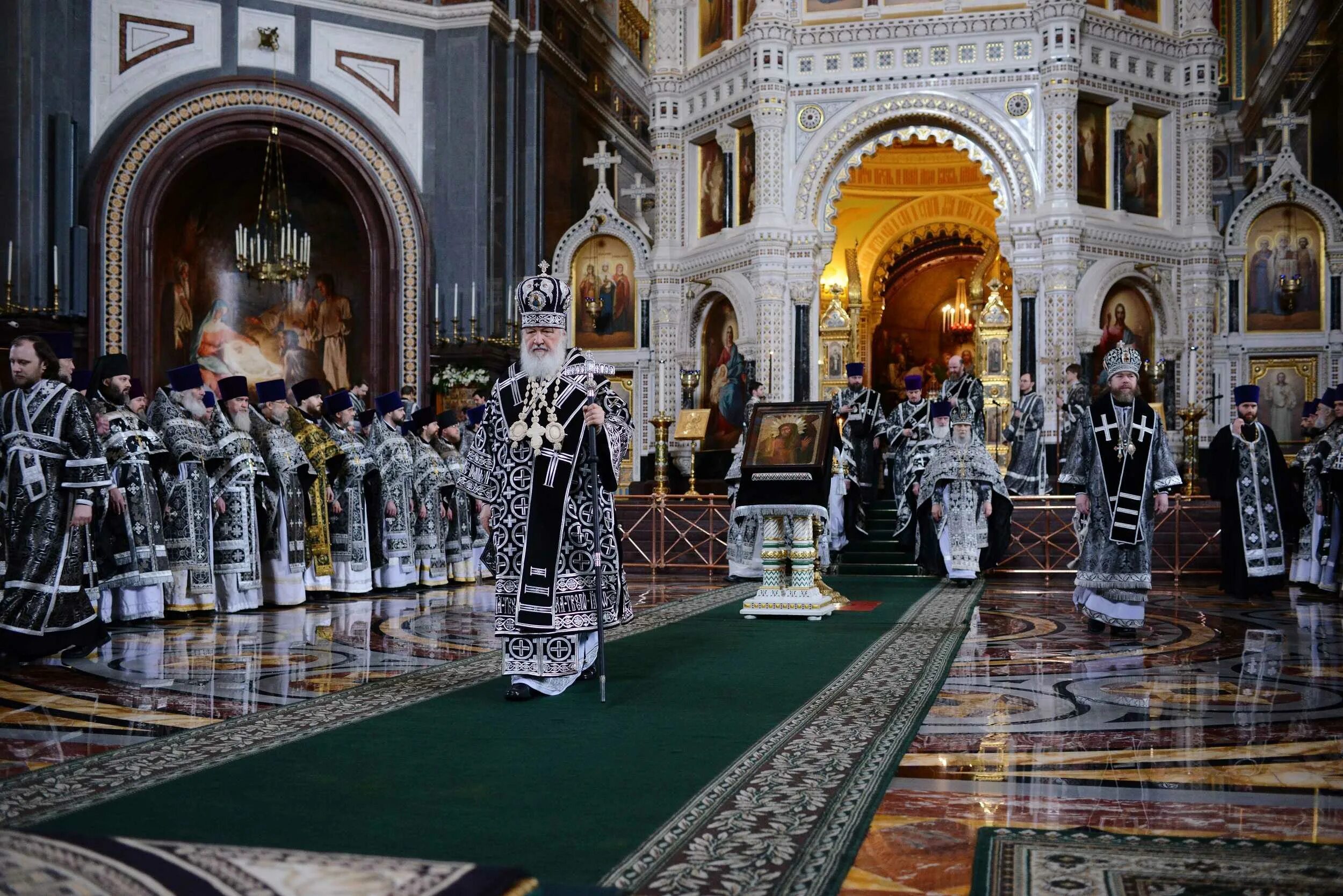 Литургия в среду. Служители храма Христа Спасителя в Москве. Клирик в храме Христа Спасителя в Москве. Духовенство храма Христа Спасителя.