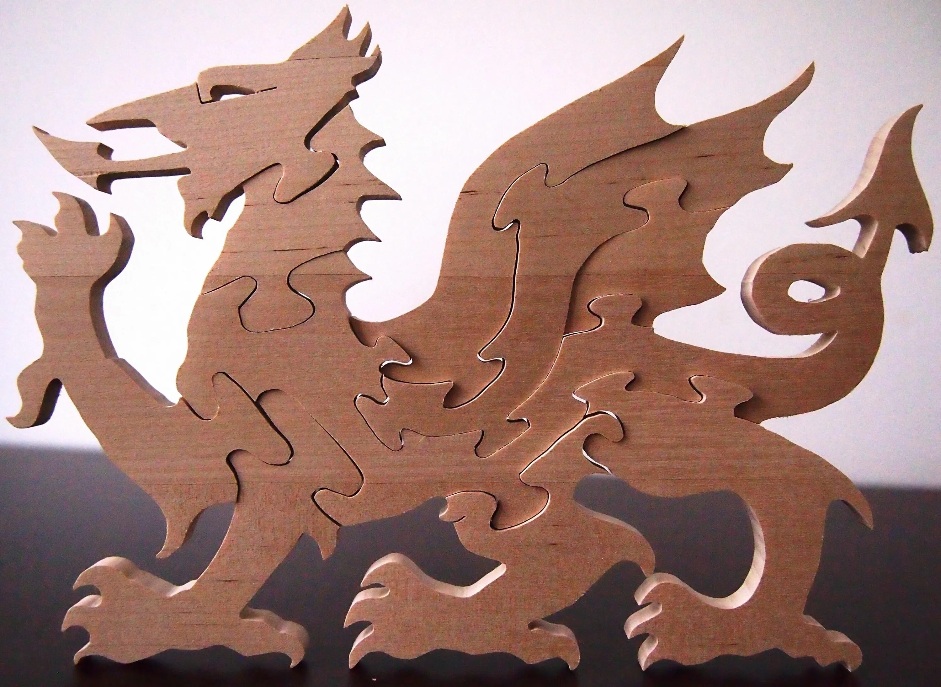китайский дракон сувенир. дракон из дерева на новый год. деревянный дракон. деревянный дракон. дракон из дерева на новый год.