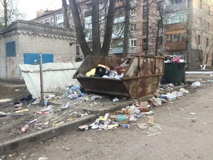 Возле мусорки