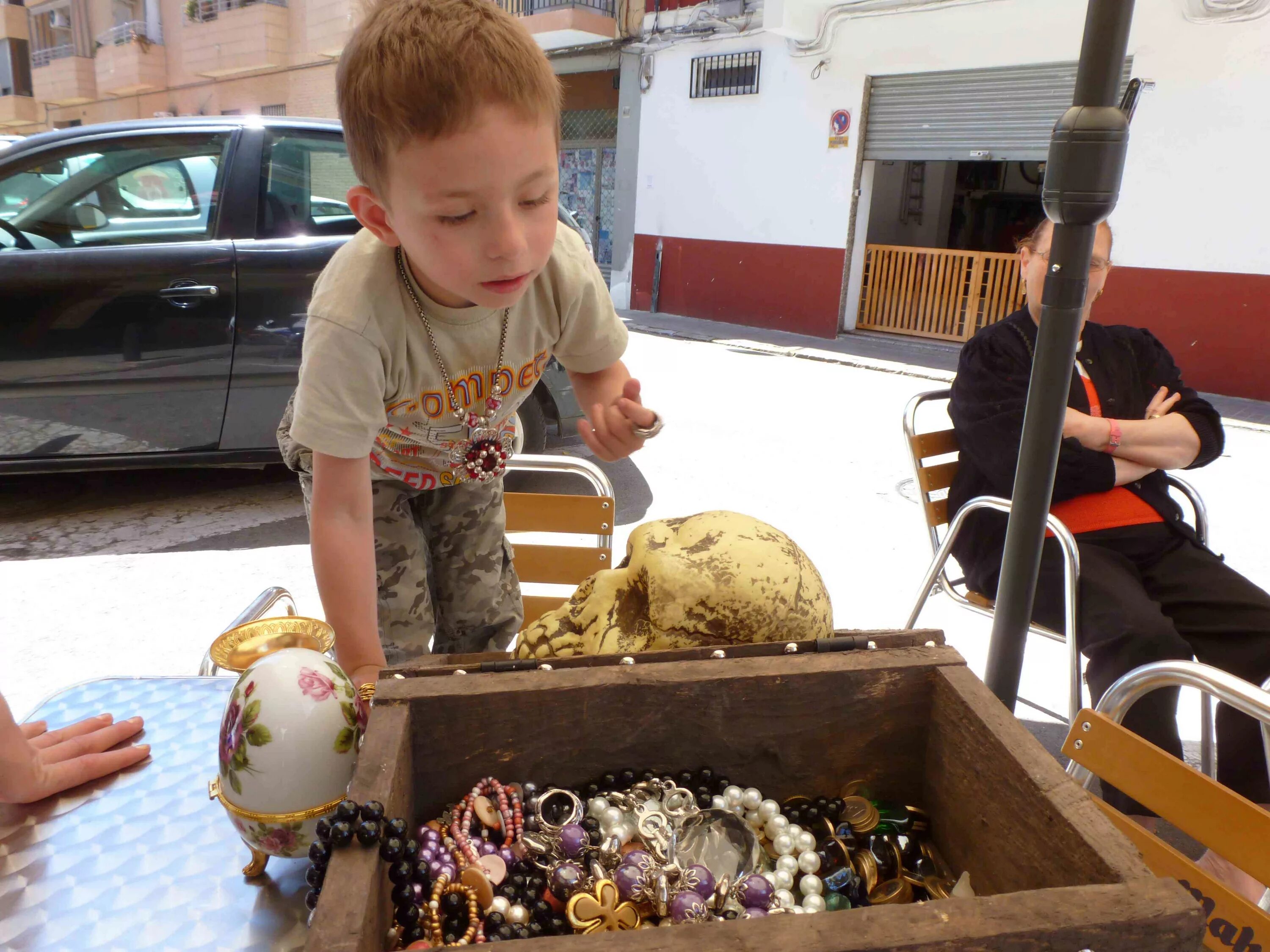 Дети ищут сокровища. Дети ищут сокровища. Дети ищут сокровища. Мальчик нашел сокровища. Дети сокровища.