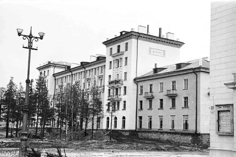 мончегорск ресторан север. старый мончегорск. мончегорск площадь революции в ссср. мончегорск история города. фотоистория мончегорск.