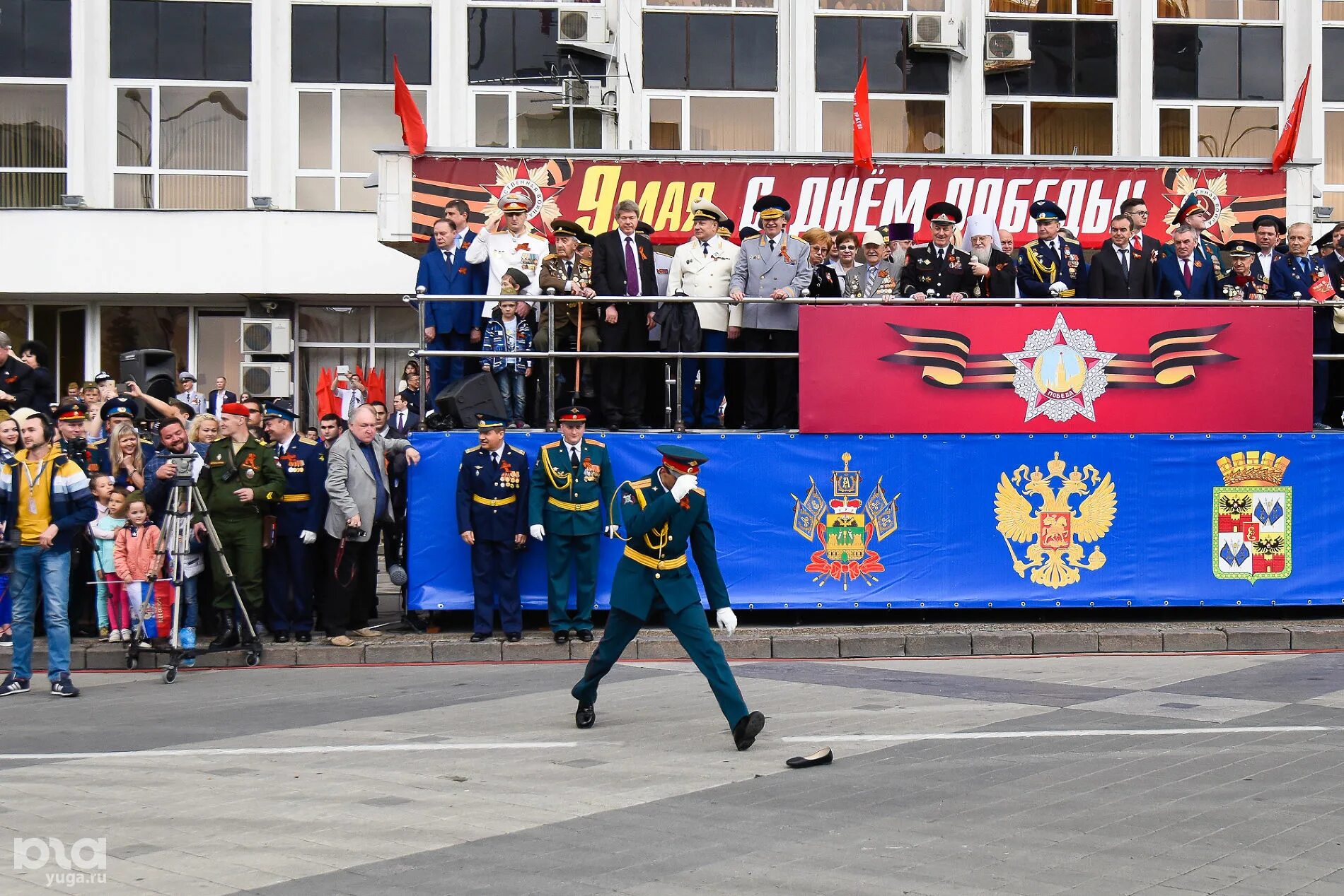 9 Мая Краснодар. Театральная площадь Краснодар парад. Краснодар Театральная площадь день Победы. Парад в Краснодаре фото. Краснодар парада