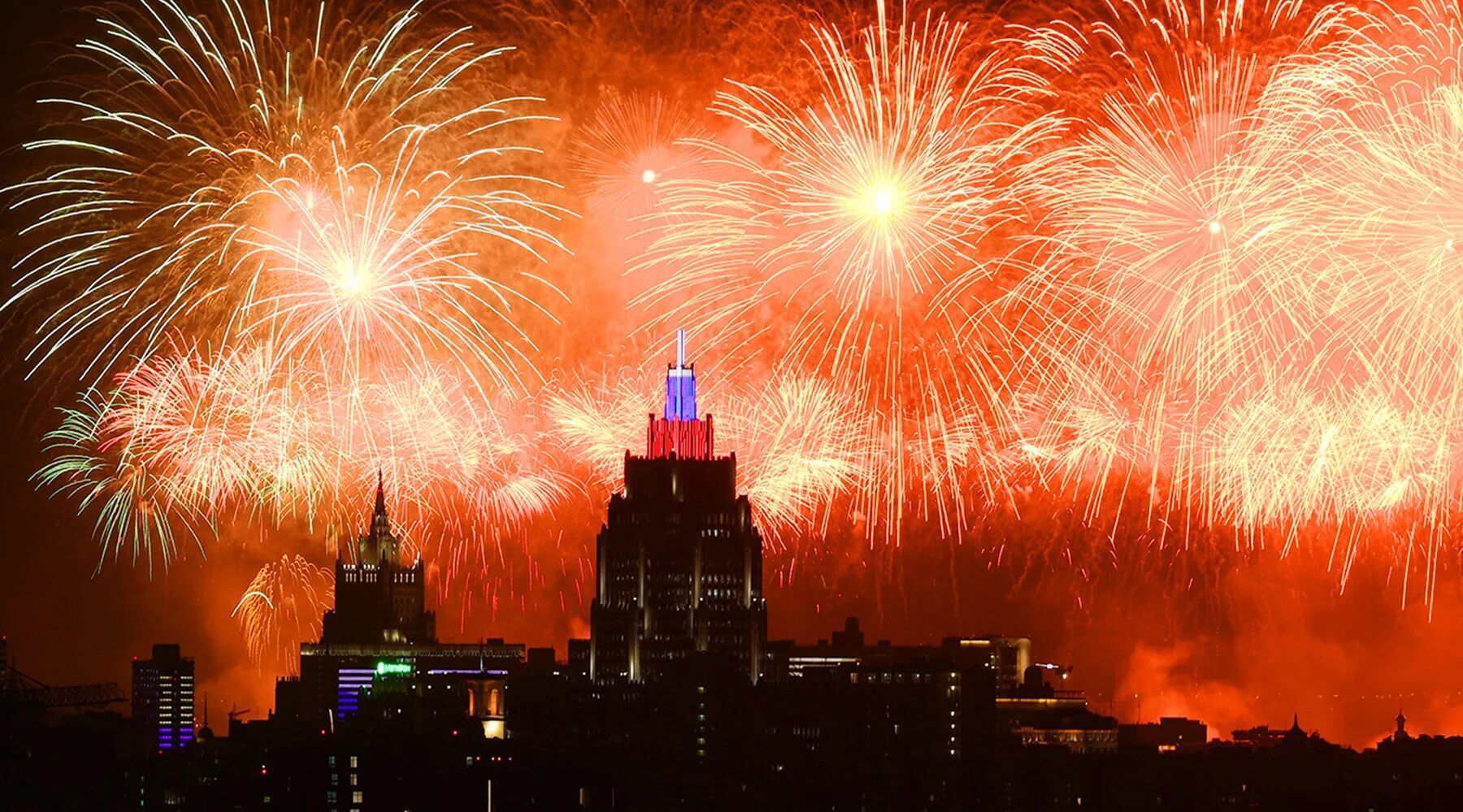 Это праздник большой день победы. Парад Победы салют Москва 2022. Парад Победы 2020 в Москве салют. Салют Победы 2020 Москва. Салют 9 мая 2021 Москва.