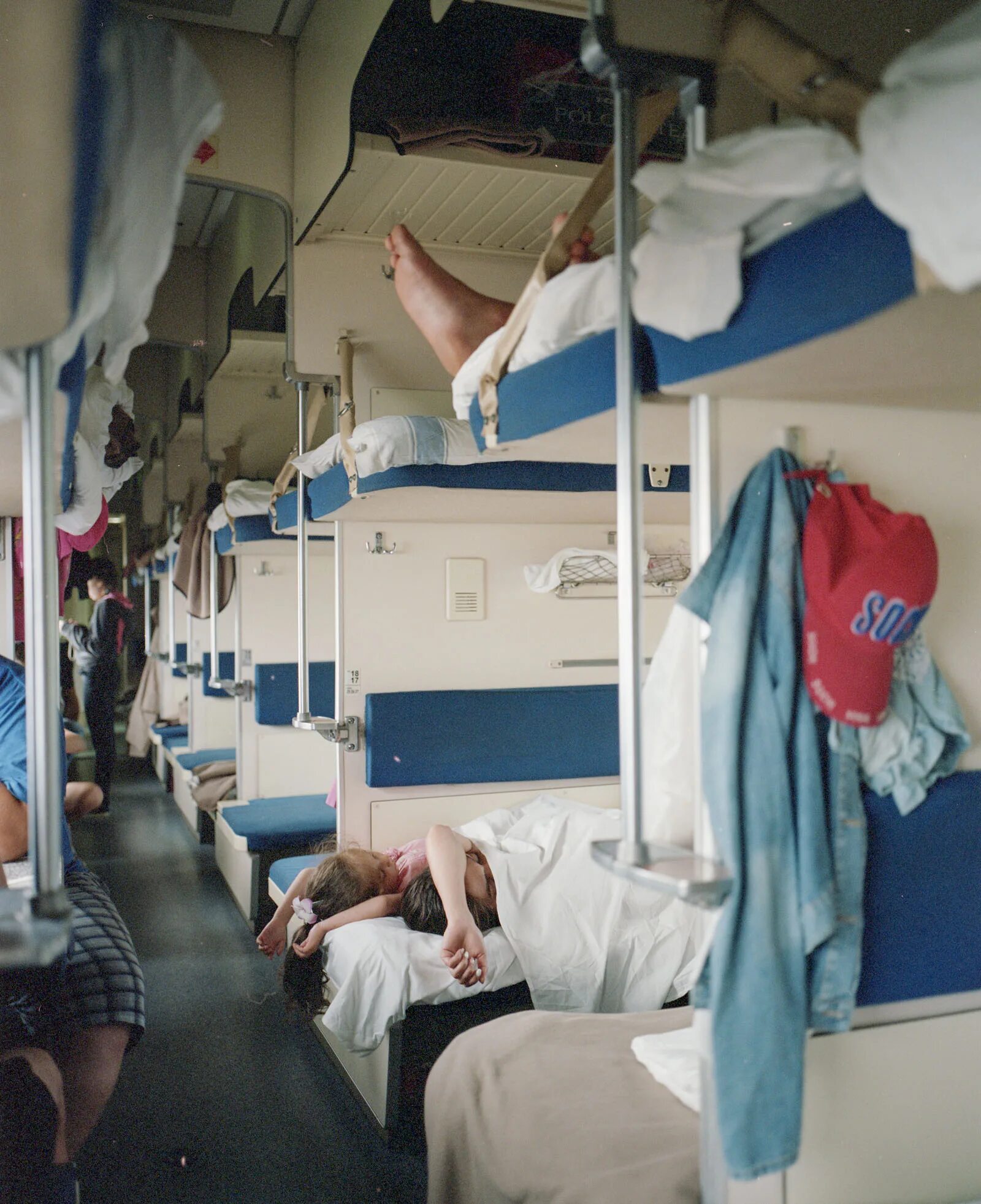 вагон плацкарт ржд внутри. поезд 337ж санкт-петербург самара вагоны. плацкарт в поезде. пласткард в поезде. вагон поезда плацкарт.