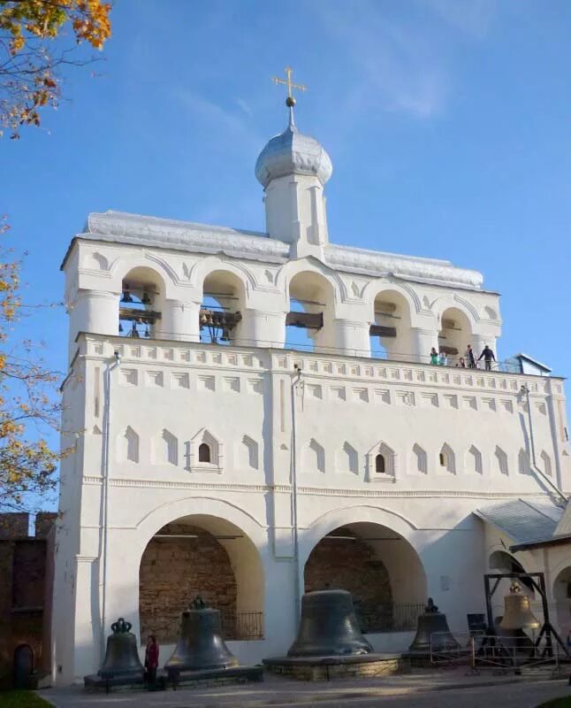 Звонница софийского собора новгородский детинец. Звонница софийского собора. Колокола софийской звонницы великий новгород. Звонница софийского собора новгородского кремля. Великий новгород кремль софийская звонница.
