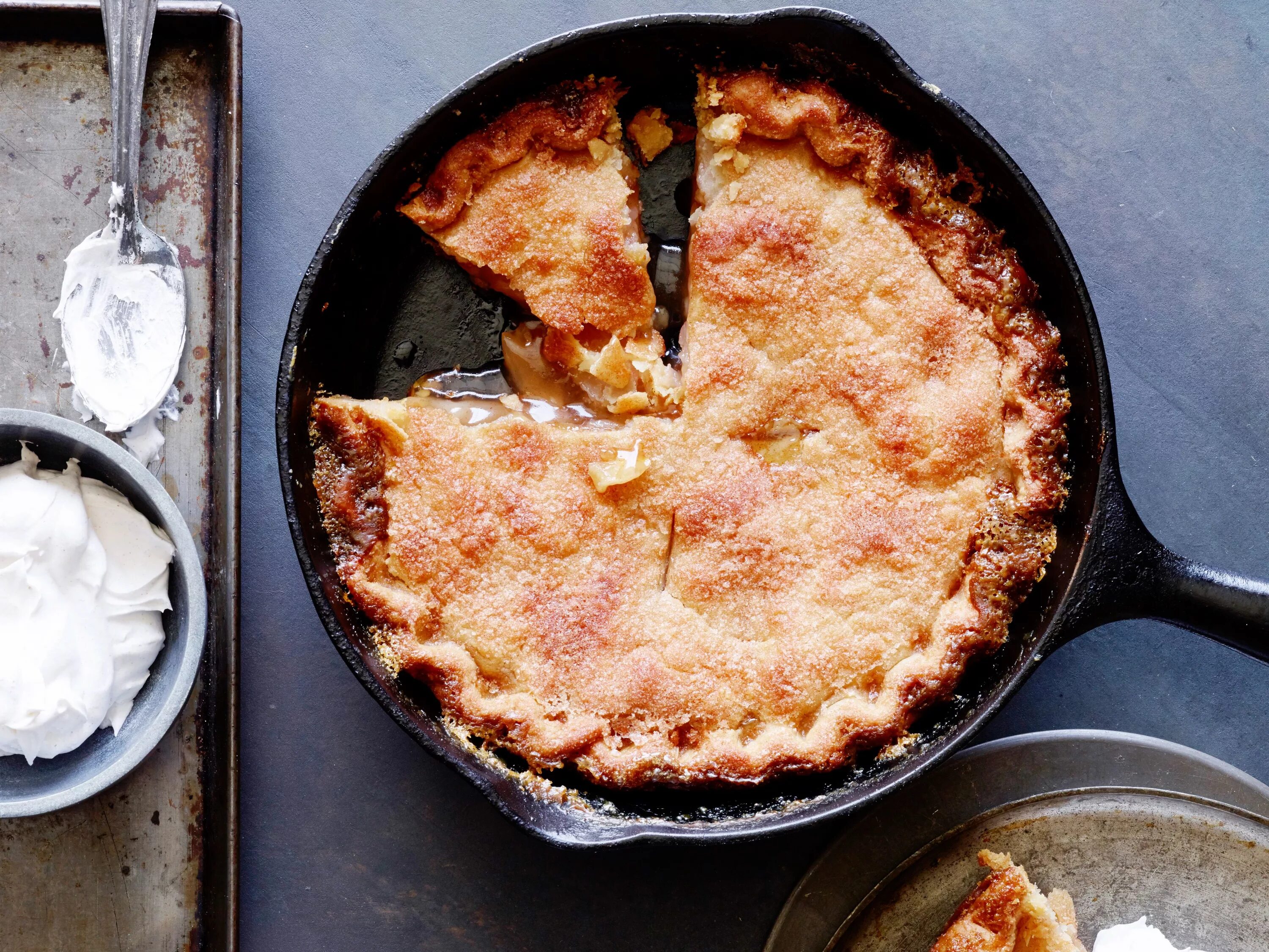 Шарлотка на сковороде. Яблочный пирог на сковороде. Шарлотка на сковороде с яблоками без духовки. Пирог с яблоками на сковороде.