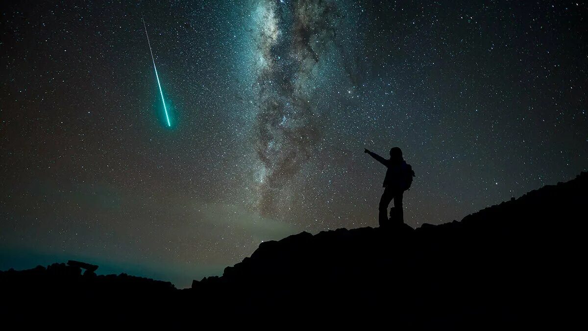 Падающая звезда в ночном небе. Падающая звезда желание. Ночное небо с падающей звездой. Загадать желание на падающую звезду. Звездное небо падающая звезда.