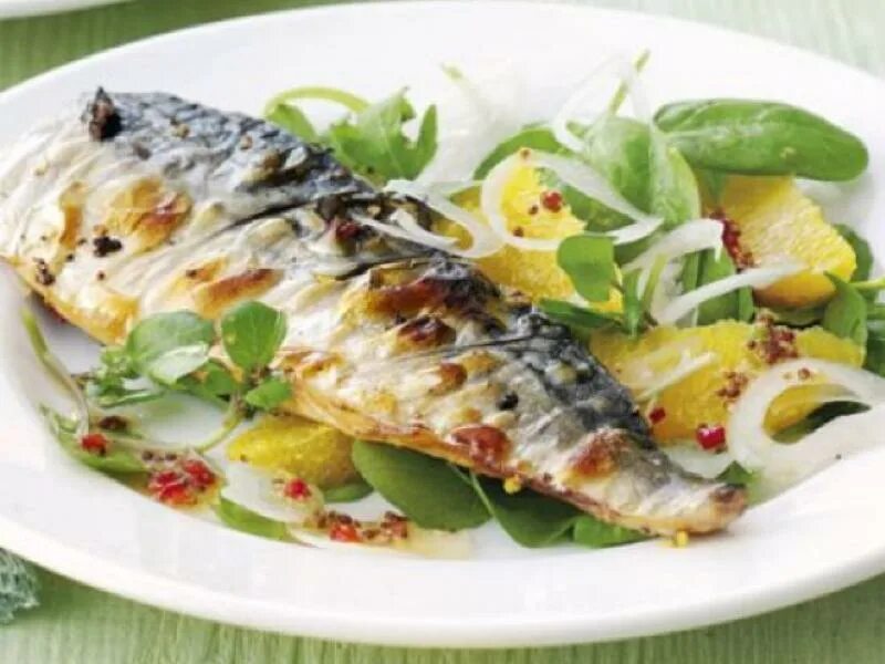 Скумбрия с овощами. Пп скумбрия на сковороде. Скумбрия запеченная с овощами. Скумбрия запеченная. Скумбрия на овощной подушке в духовке.