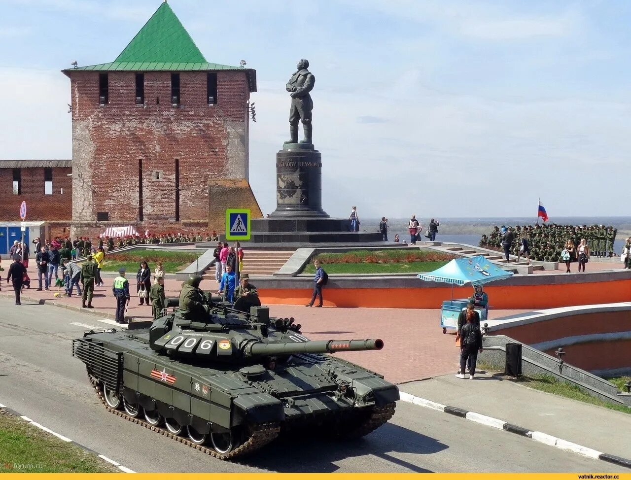 Танк Нижний Новгород. Нижний Новгород танковые войска. Кремль танки Нижний Новгород. Танк в Нижегородском Кремле. Нижегородский танковый