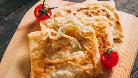 Hafta sonu kahvaltılarının baş köşesine yerleşen patatesli bazlama severek ...