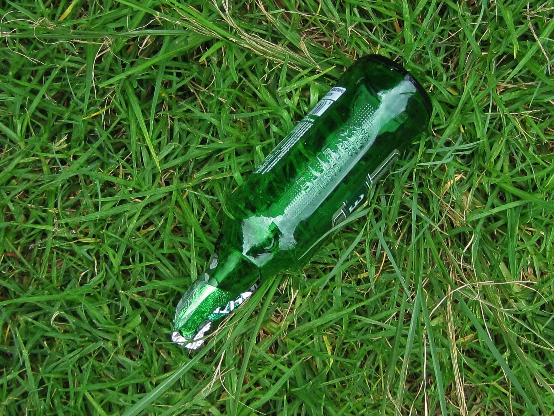 В бутылке зеленый. Бутылка зеленая стеклянная. Разбитая бутылка. Зеленая пластиковая бутылка.