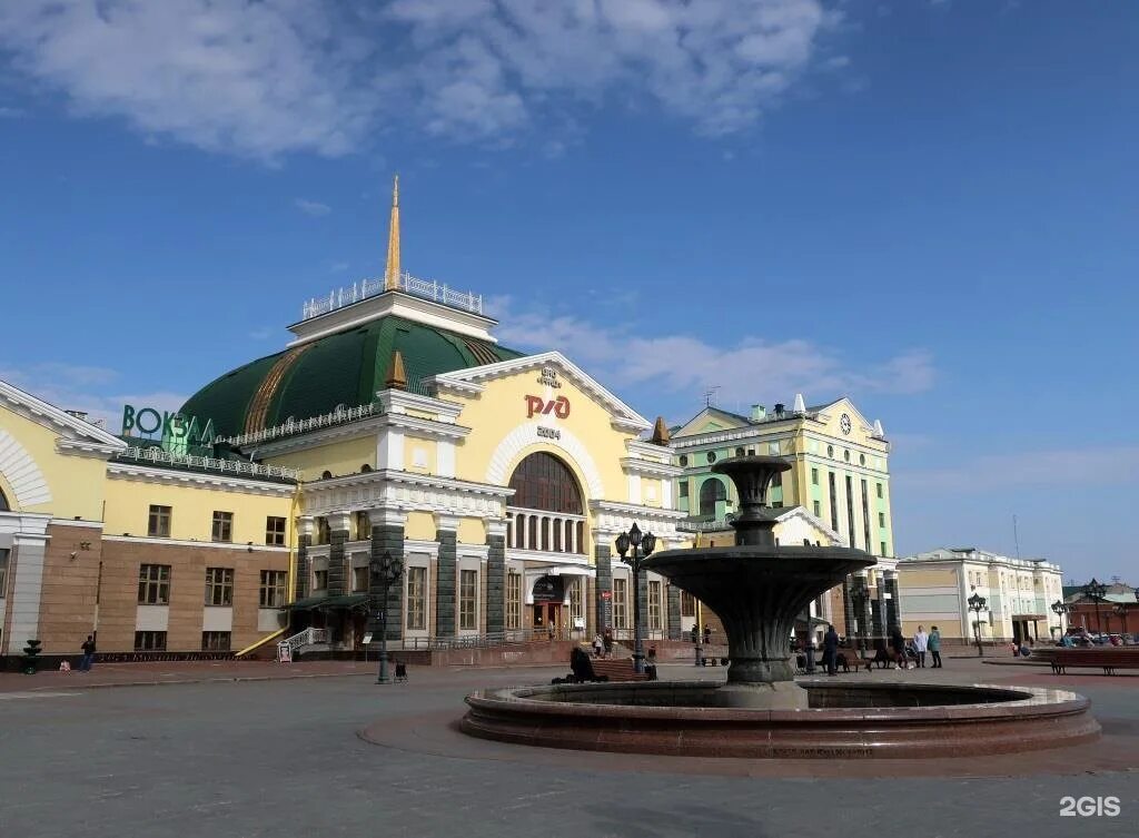 Железнодорожный вокзал Красноярск, Красноярск. Главный ЖД вокзал Красноярска. ЖД вокзал Красноярск фонтаны. Вокзал Красноярск пассажирский. Вокзал красноярска сайт