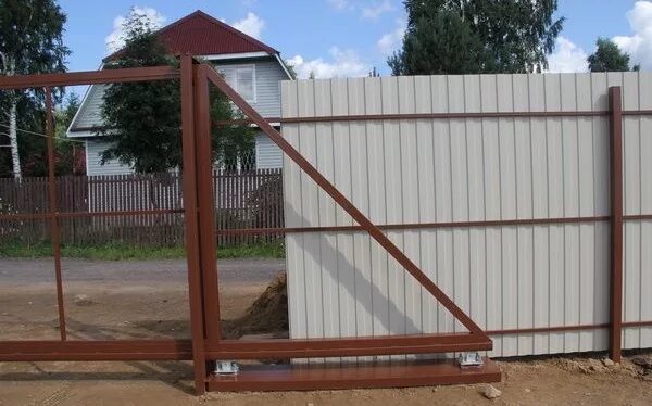 Установка ворот из профтрубы. Дачные ворота с калиткой из профнастила. ворота из профильной трубы. откатные ворота на металлических столбах. сдвижные ворота из профильной трубы.